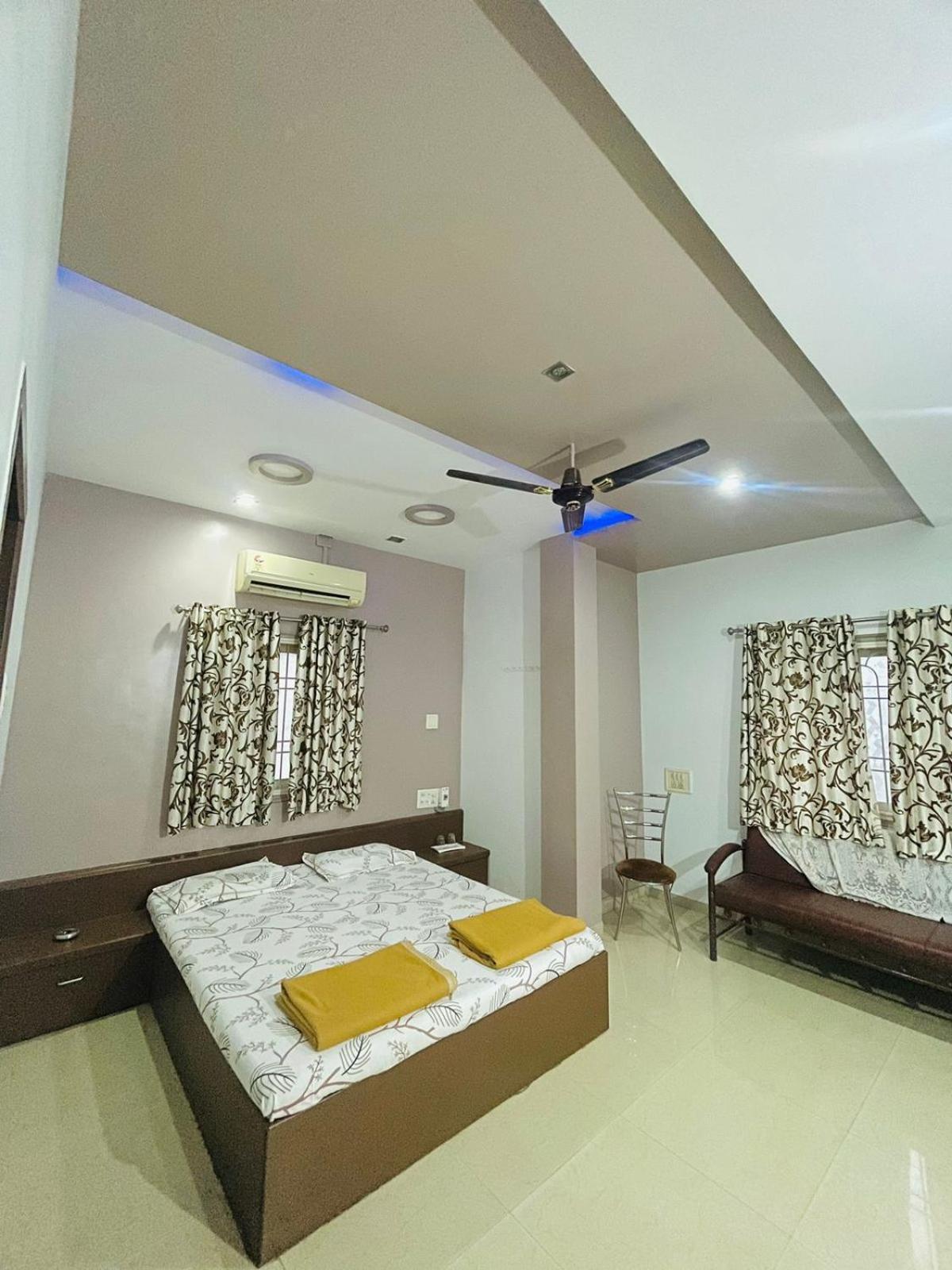 Hotel Rajdhani And Guest House Gujarat - Best Family Hotel In Halol Near Pavagadh And Halol Gidc Exterior photo