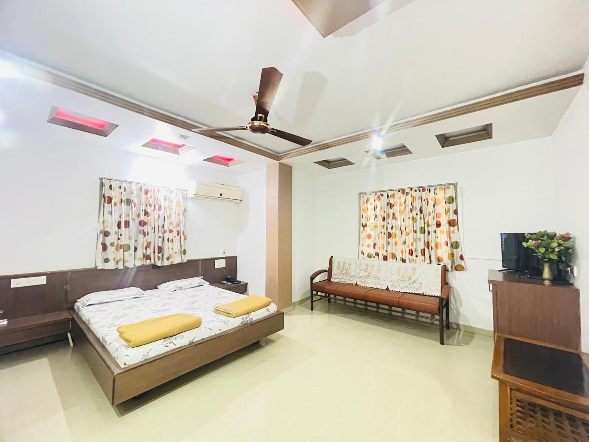 Hotel Rajdhani And Guest House Gujarat - Best Family Hotel In Halol Near Pavagadh And Halol Gidc Exterior photo