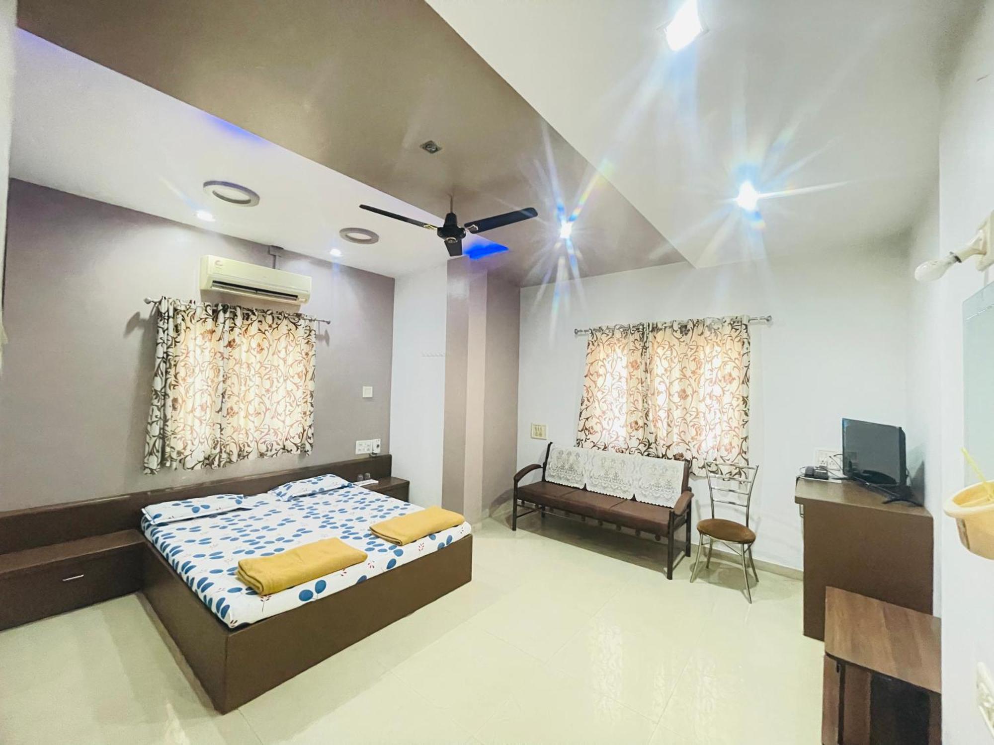 Hotel Rajdhani And Guest House Gujarat - Best Family Hotel In Halol Near Pavagadh And Halol Gidc Exterior photo